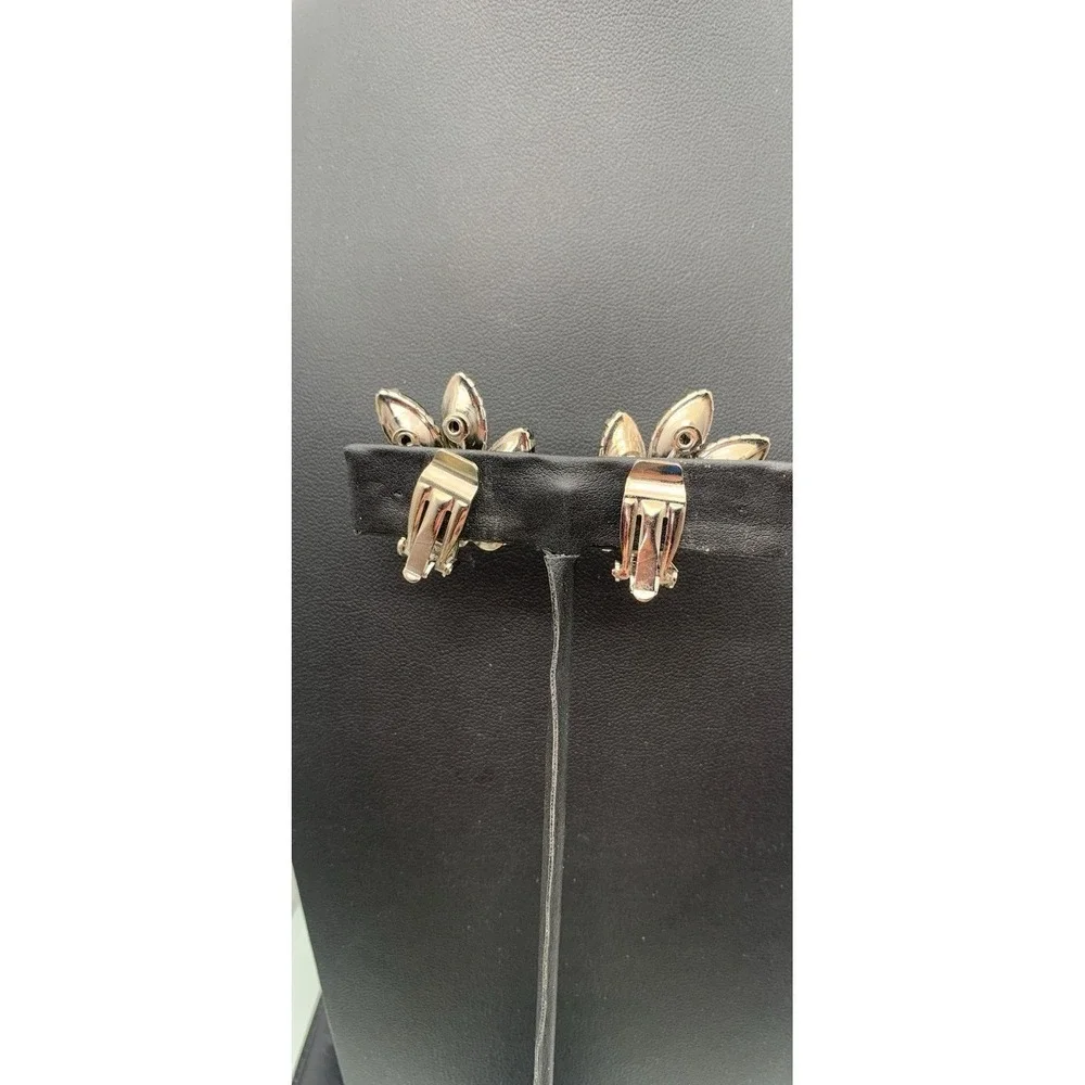 Vintage‎ Silver Tone And Green Rhinestone Rivet Flower Clip On Earrings